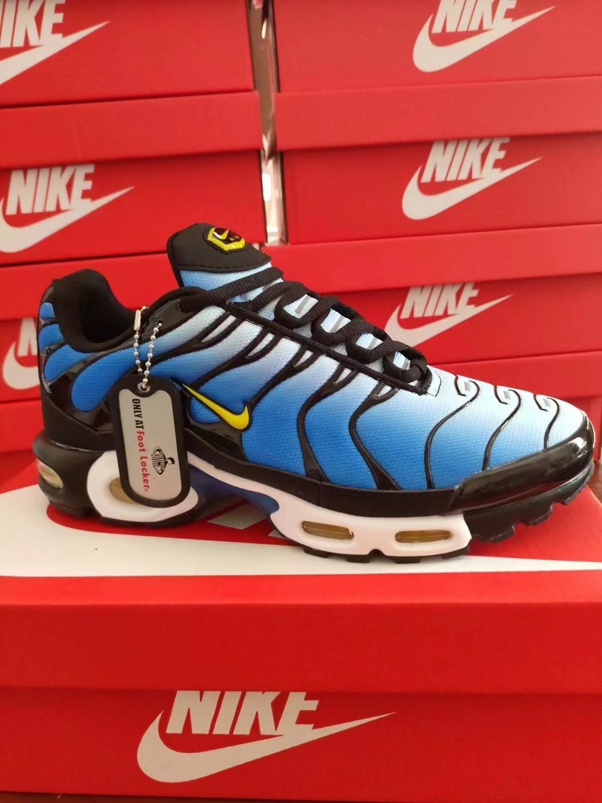 NIKE AIR MAX TN PLUS