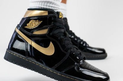 Air Jordan 1 Retro High OG "Black Metallic Gold"